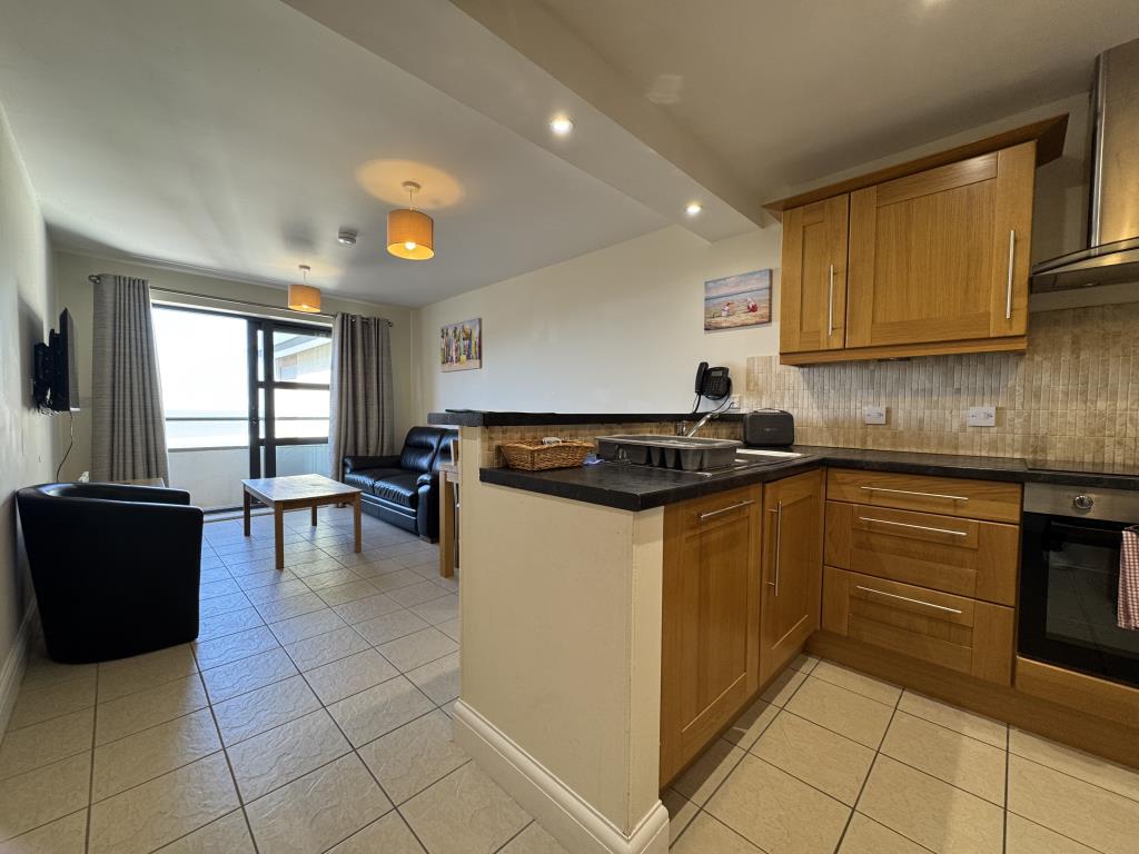 Lot: 6 - TOP FLOOR HOLIDAY APARTMENT WITH SEA VIEWS - Open plan living